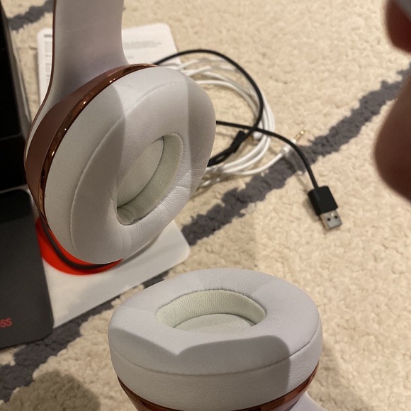 BEATS SOLO 3 WIRELESS HEADPHONES NEVER USED - Picture 6 of 12